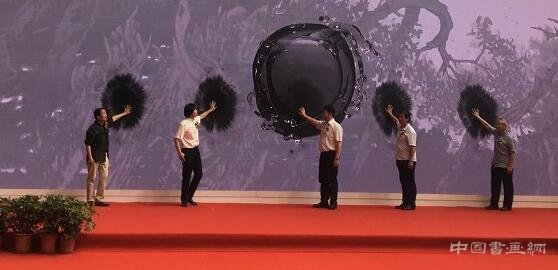 “情牵丝路 不朽胡杨”周尊圣胡杨作品展隆重开幕