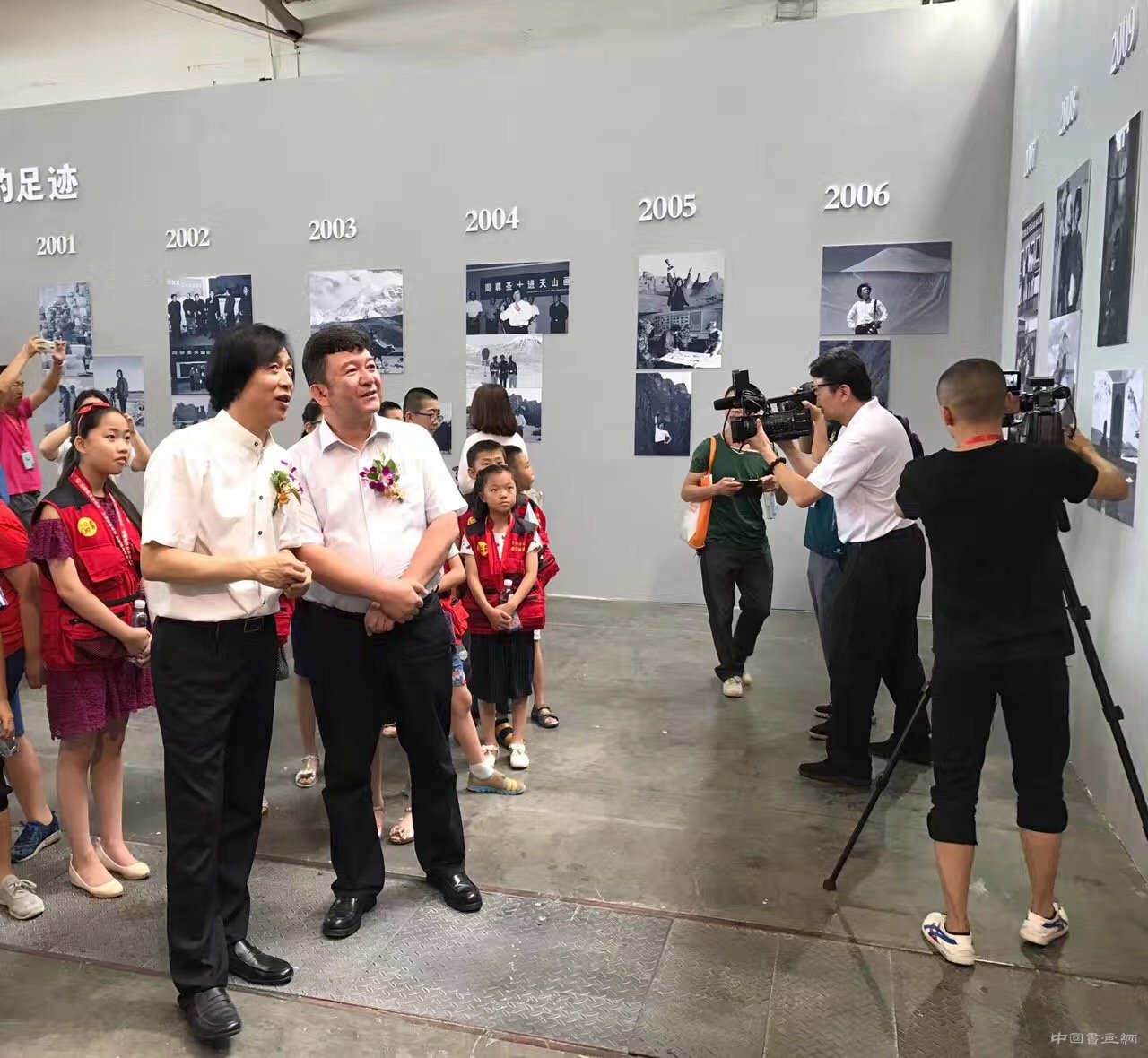 “情牵丝路 不朽胡杨”周尊圣胡杨作品展隆重开幕