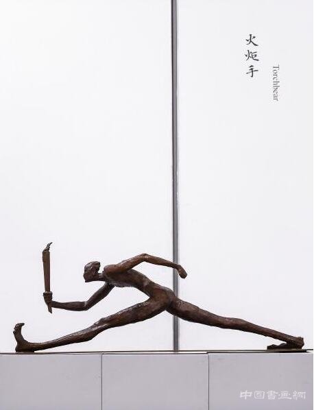 吴为山《火炬手》雕像重塑落户奥林匹克博物馆