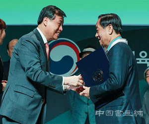 中国艺术家韩美林获颁“韩国文化勋章”