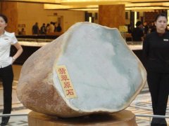 藏友爱翠成痴 捡漏翡翠原石切开价值几十万