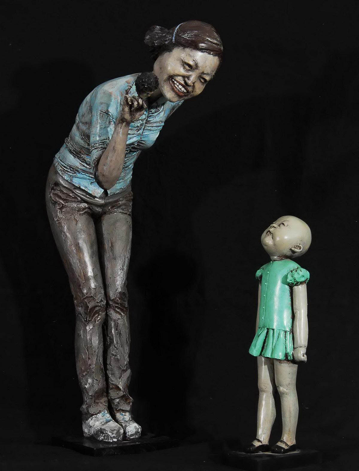 拿玩具逗小孩的女人玻璃钢雕塑