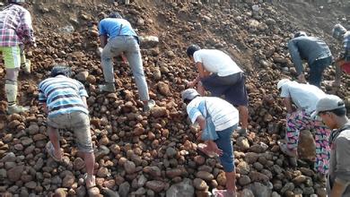 受地区局势影响 缅甸玉石开采量下降