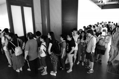清明上河图真迹展出 参观长队8千人