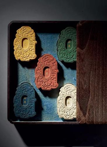 东京中央五周年拍卖呈现清乾隆五彩墨·五彩龙纹绢纸