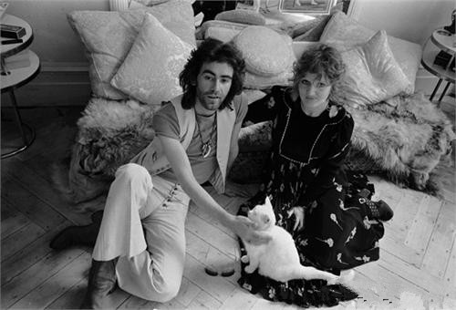 蒙娜丽莎的低胸长裙不能拍卖,大卫·霍克尼名画里的这条就可以 近