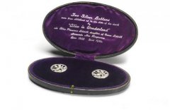 苏富比伦敦将拍卖“爱丽丝漫游仙境”银纽扣