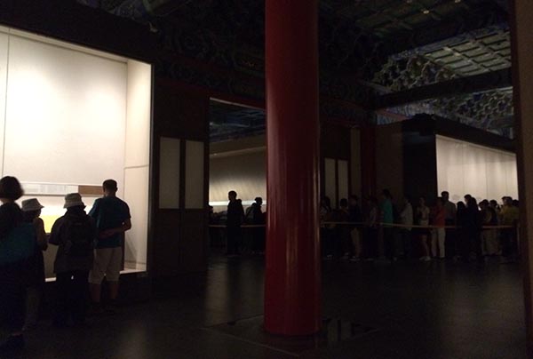 观众狂奔为故宫观展,院长表示将采取改进措施