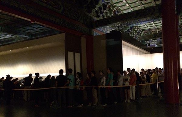 观众狂奔为故宫观展,院长表示将采取改进措施