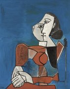 Femme assise en costume rouge sur fond bleu