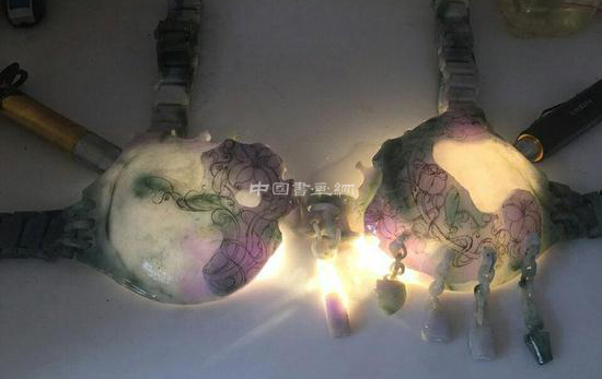 玉雕师耗时3年雕出翡翠内衣 穿戴如真内衣一样