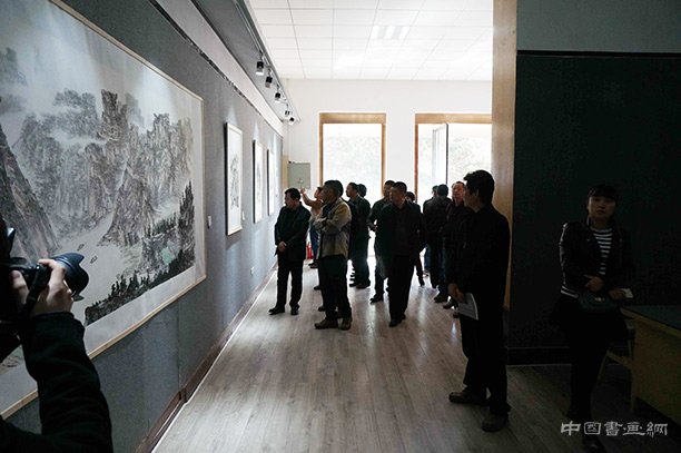 “王庆吉的水墨山村-临夏行五人写生作品邀请展”在临夏州美术馆开幕