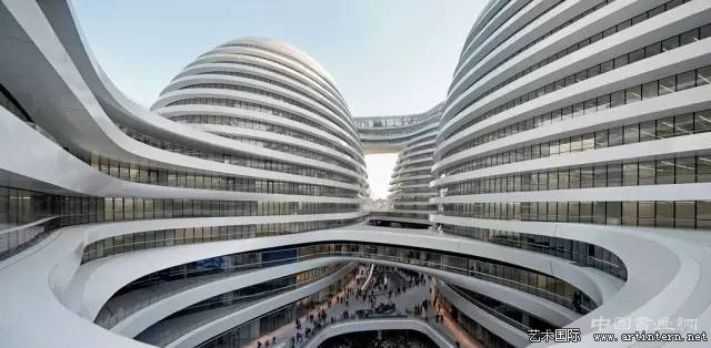 扎哈·哈迪德:激进的建筑革命家还是资本的合谋人?