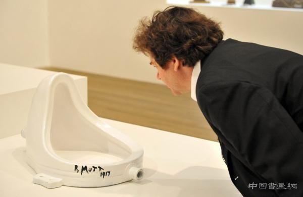 艺术家在博物馆里装了一个黄金马桶，所以……排泄就成了艺术