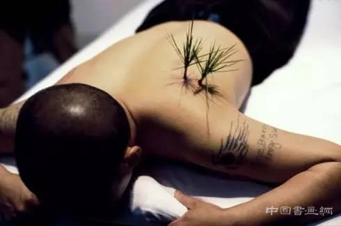 大热的行为艺术如何治愈心灵?