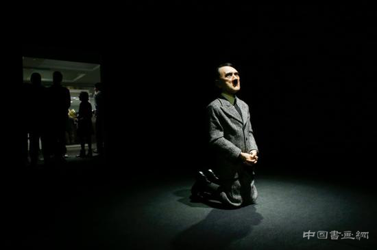 希特勒祈祷雕塑在美国拍卖 成交价逾1亿元