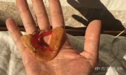 在纽约弗里兹艺博会上,有人发现“钢琴家”布罗迪成画家了