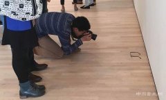 摆在画廊地板上的一副眼镜怎么就成了艺术品？