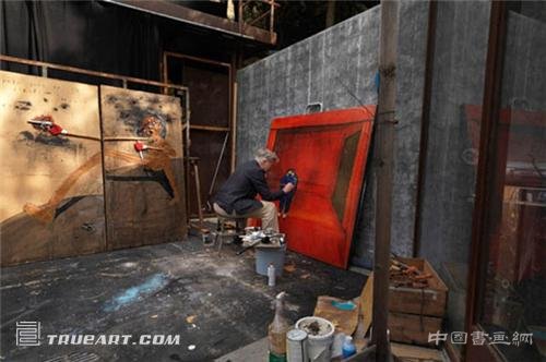 遁入超现实主义怪人大卫·林奇的最新艺术展