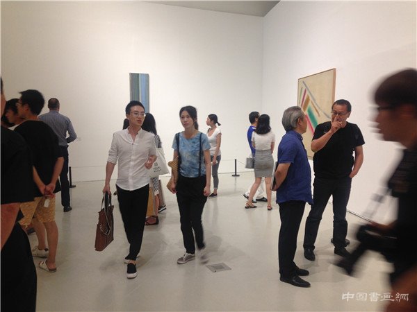 英国抽象艺术家约翰.麦克林个展在中央美术学院开幕 明快与愉悦的色彩舞者