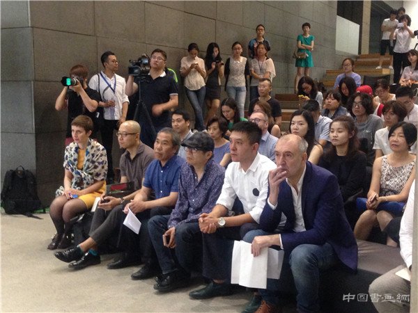 英国抽象艺术家约翰.麦克林个展在中央美术学院开幕 明快与愉悦的色彩舞者