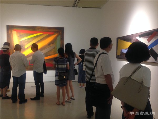 英国抽象艺术家约翰.麦克林个展在中央美术学院开幕 明快与愉悦的色彩舞者