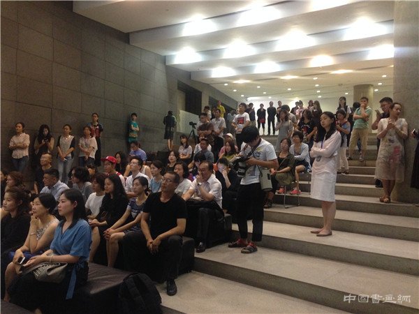 英国抽象艺术家约翰.麦克林个展在中央美术学院开幕 明快与愉悦的色彩舞者