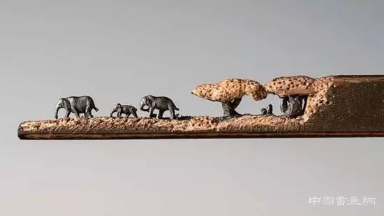 艺术家在铅芯上雕刻出大象