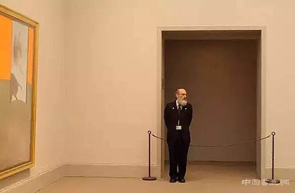 人到了美术馆，会好看起来