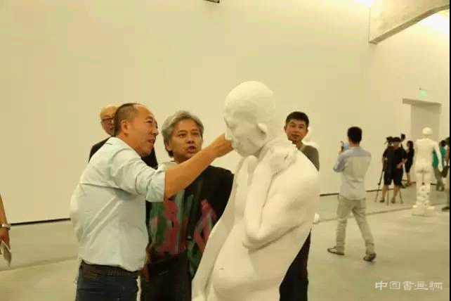 苏珊·贝宁森：张大力的独特之处在于他评论社会的方式