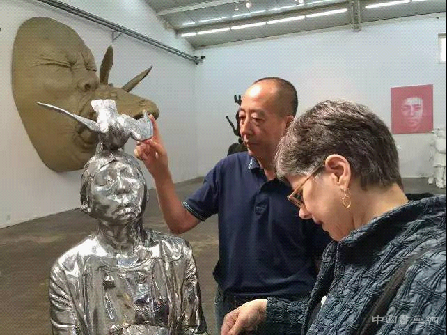 苏珊·贝宁森：张大力的独特之处在于他评论社会的方式