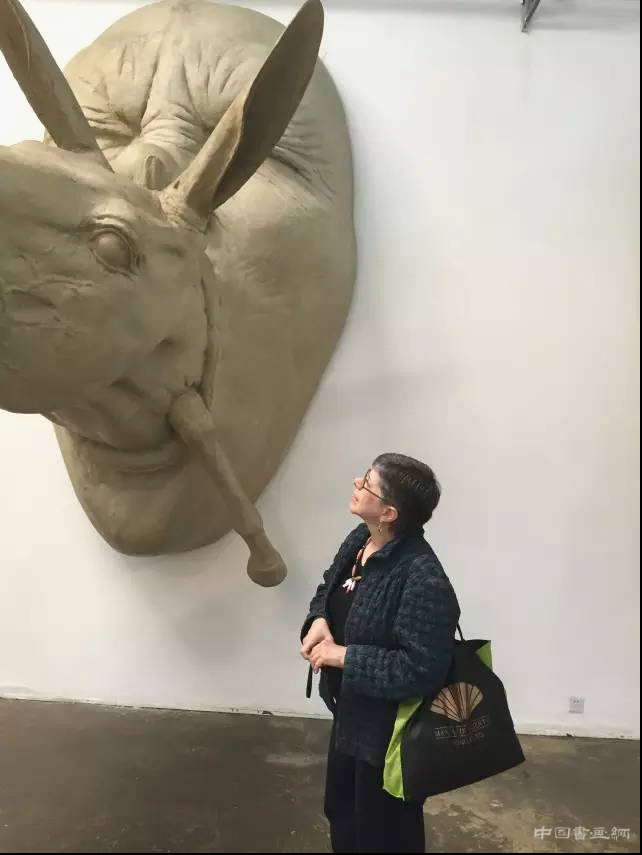 苏珊·贝宁森：张大力的独特之处在于他评论社会的方式