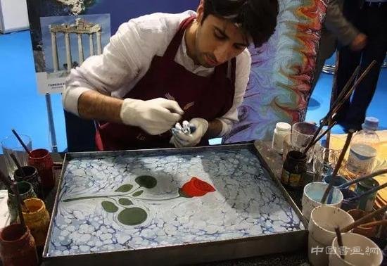 他复活了一门600多年的技艺:水中作画