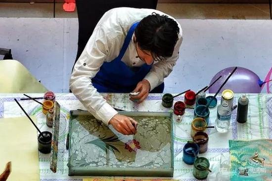 他复活了一门600多年的技艺:水中作画