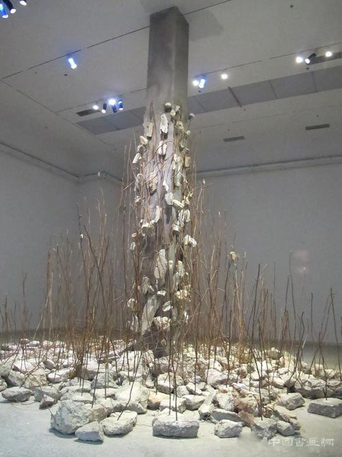 “岩中花树”艺术展里的“微园” 让现代化都市回顾自然