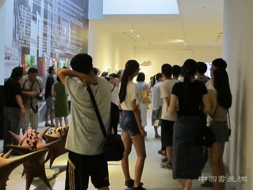 “岩中花树”艺术展里的“微园” 让现代化都市回顾自然