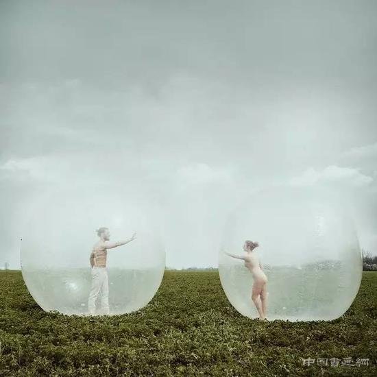 塞尔维亚摄影师在现实世界中创造超现实的场景