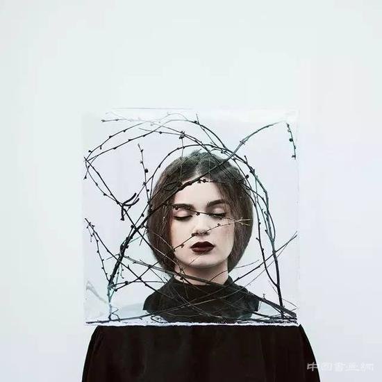 塞尔维亚摄影师在现实世界中创造超现实的场景