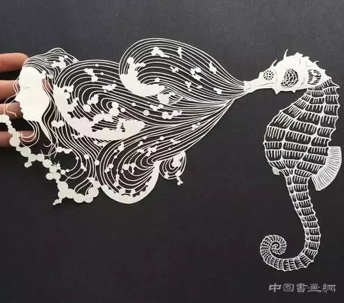 靠一张纸火遍全球在她的手上白纸有无数种可能