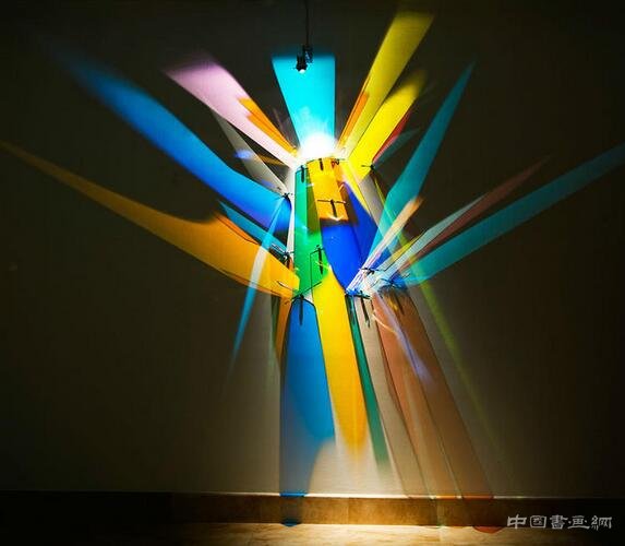 这些五光十色的画，是这个人对于光的执着