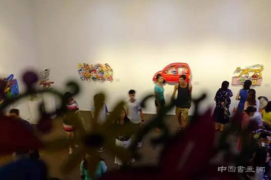 以色列艺术家“雕塑在墙上跳舞”