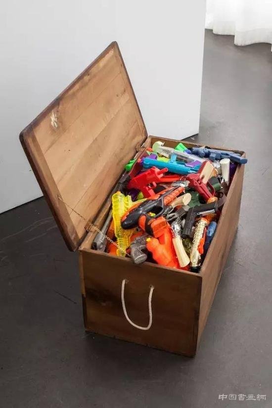 淘出来的作品？烟斗灰混合着威士忌底子的装置作品