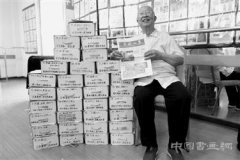 88岁老人无偿捐出32箱集邮文献 收藏近70年
