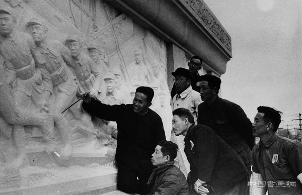 为人民英雄纪念碑创作浮雕的刘开渠，把雕塑还给大写的“人”