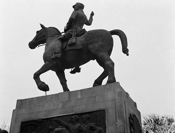 为人民英雄纪念碑创作浮雕的刘开渠，把雕塑还给大写的“人”