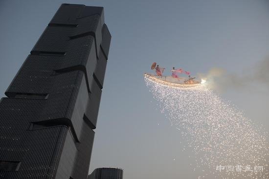 全球中国艺术展人气爆棚:63层写字楼变空中美术馆