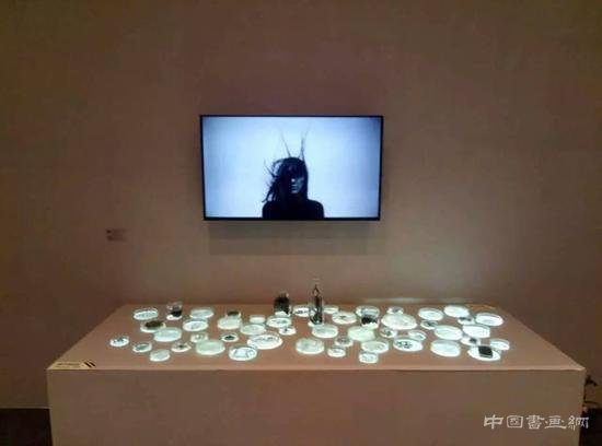 全球中国艺术展人气爆棚:63层写字楼变空中美术馆