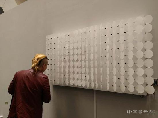 全球中国艺术展人气爆棚:63层写字楼变空中美术馆