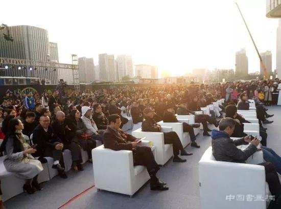 全球中国艺术展人气爆棚:63层写字楼变空中美术馆