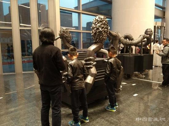 全球中国艺术展人气爆棚:63层写字楼变空中美术馆